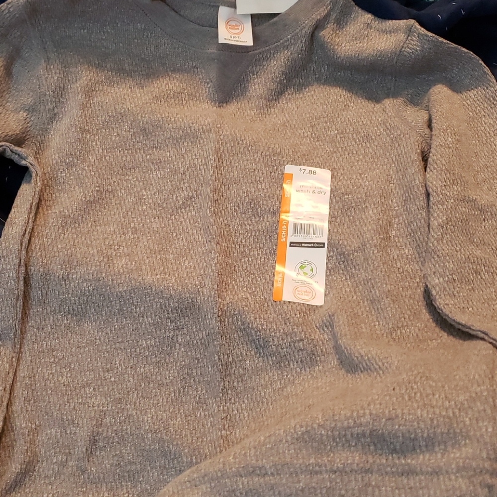 Boys long sleeve shirt.       1